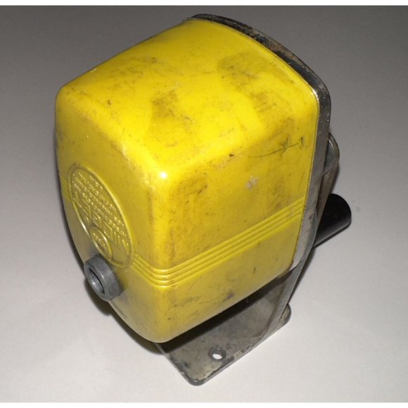 VINTAGE APSCO MIDGET BRIGHT YELLOW PENCIL SHARPENER - Picture 11 of 11